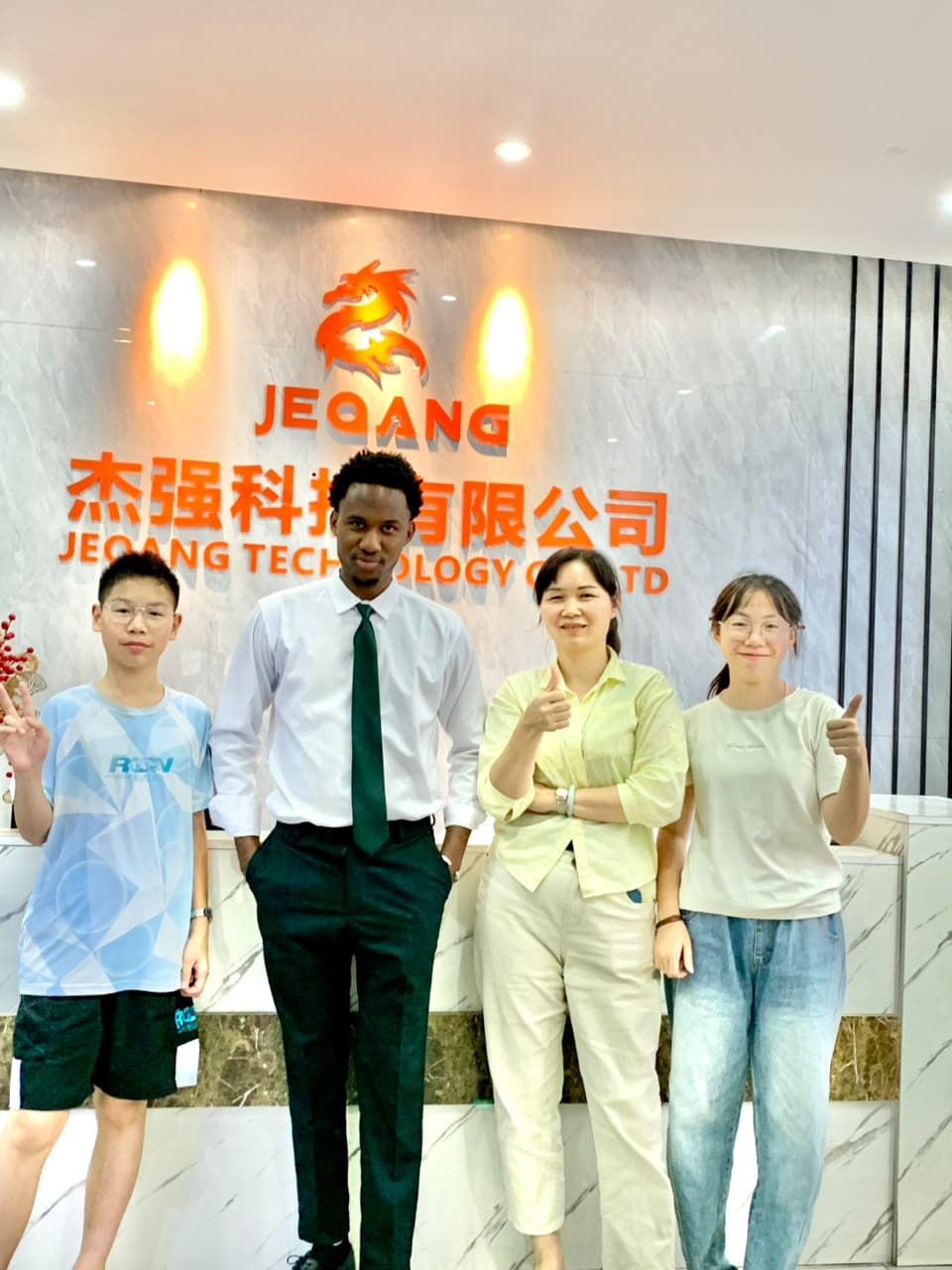 Alou Touré, dirigeant de KMS Alibaba Sani, en chemise blanche et cravate verte